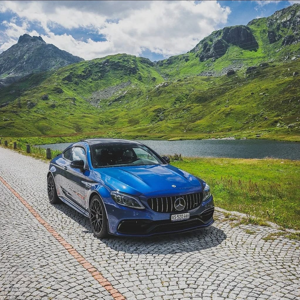 Mercedes-AMG C63 S Coupé C205 auf einer Alpenpassstraße in der Schweiz