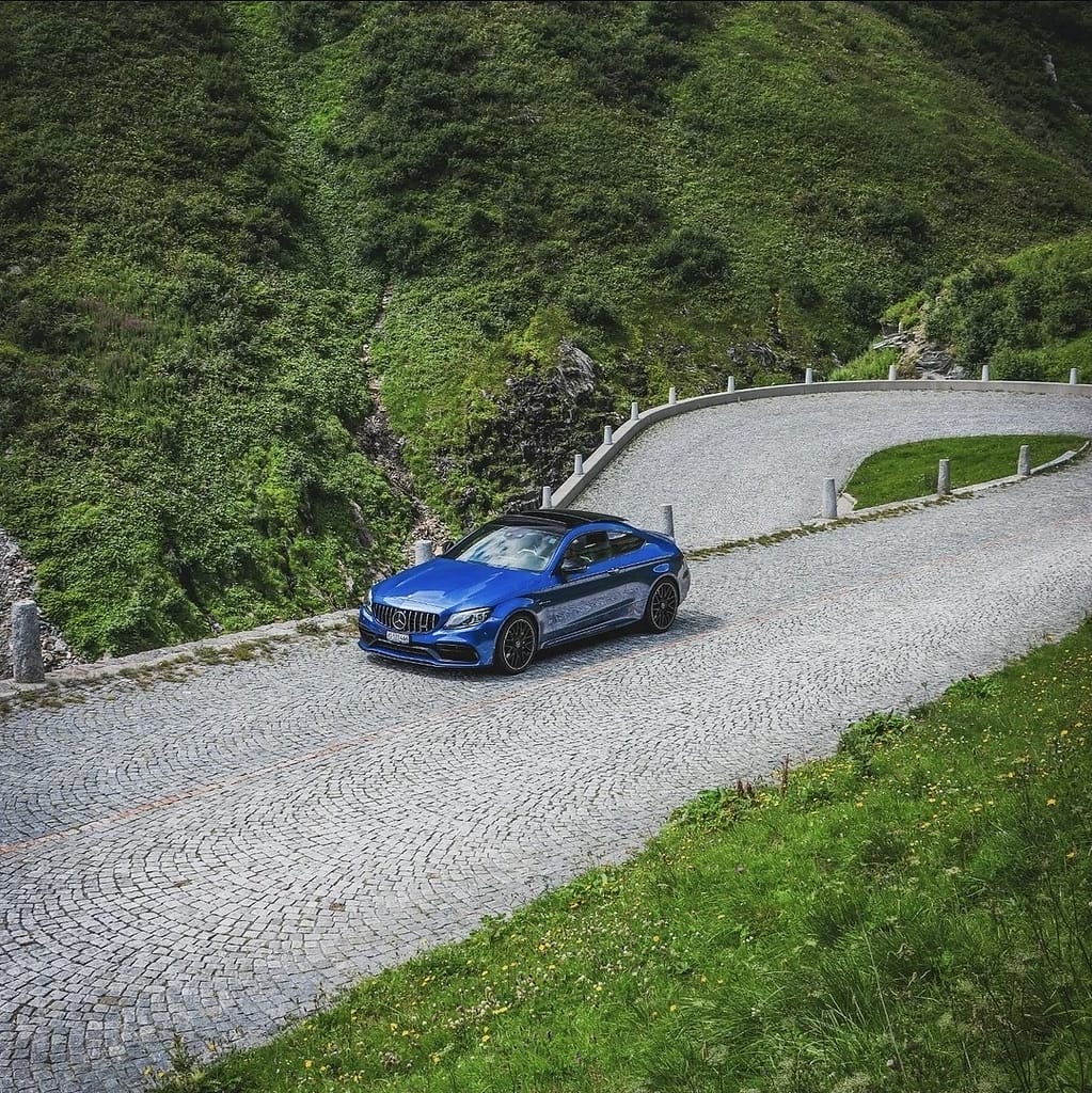 Blaues Mercedes-AMG Coupé auf Schweizer Alpenstraße