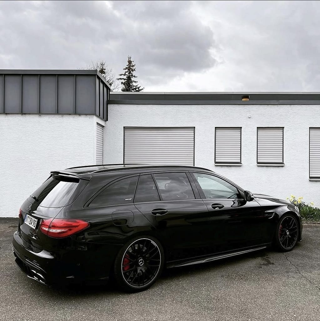 Schwarzer Mercedes-AMG C63 S T-Modell S205 in exklusiver Automotive Fotografie mit AMG Felgen, V8 Biturbo Details und sportlicher Seitenansicht