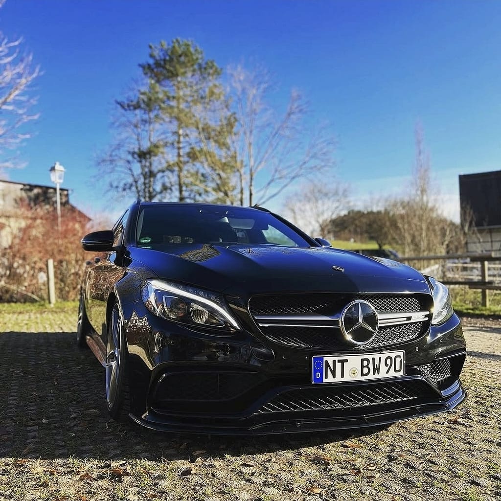 Schwarzer Mercedes-AMG C63 S T-Modell S205 in exklusiver Automotive Fotografie mit AMG Felgen, V8 Biturbo Details und sportlicher Seitenansicht