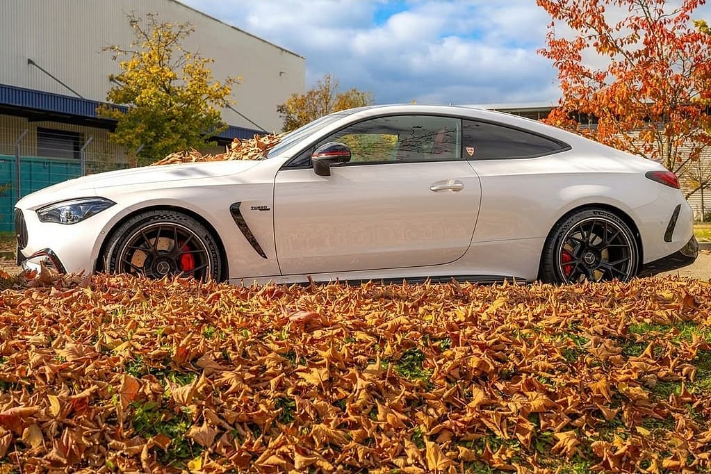 Mercedes-AMG CLE 53 Coupé Seitenansicht mit Herbstlaub im Hintergrund