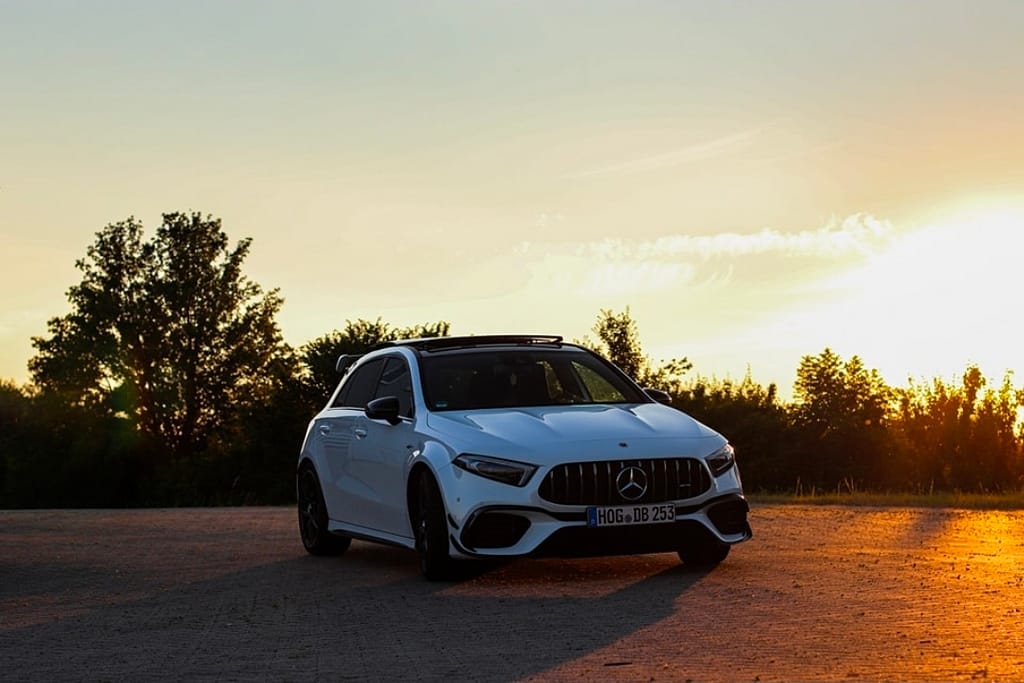 Mercedes-AMG A 45 S weiß Frontansicht bei Sonnenuntergang auf Landstraße