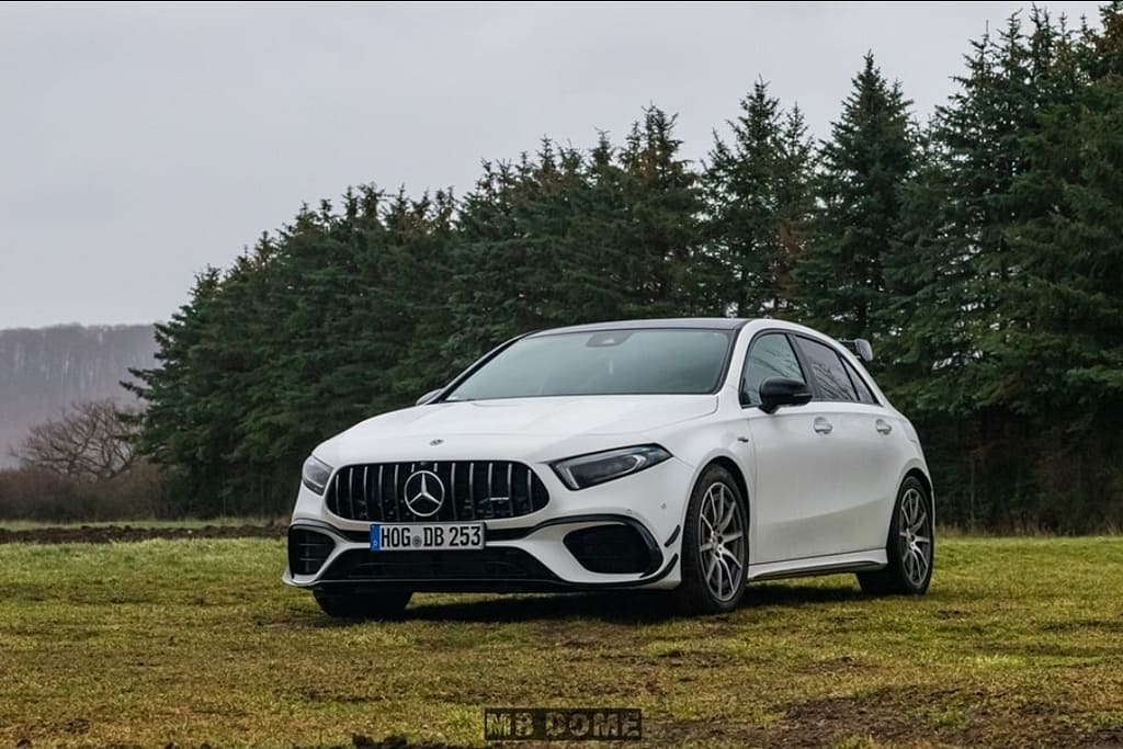 Mercedes-AMG A45 S 4MATIC+ weiß Frontansicht auf Wiese vor Bäumen