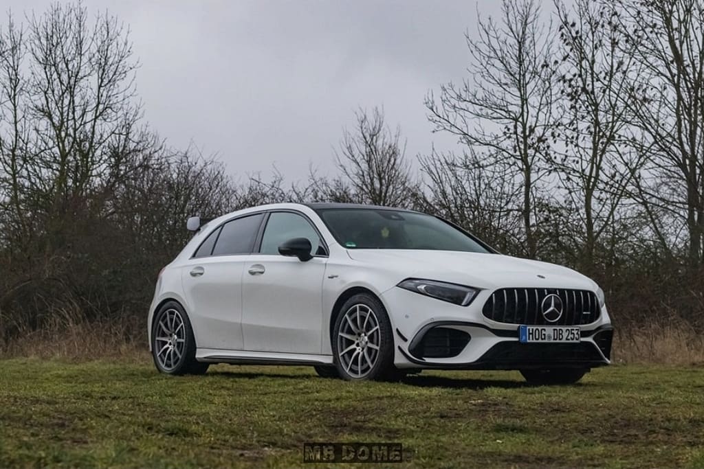 Mercedes-AMG A45 S 4MATIC+ weiß Seitenansicht auf Wiese vor Bäumen