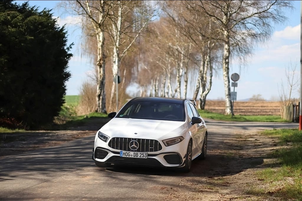 Mercedes-AMG A45 S W177 Frontansicht auf Landstraße mit Bäumen
