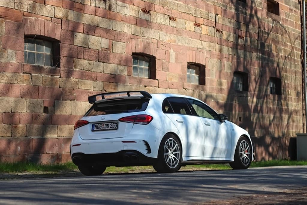 Mercedes-AMG A45 S W177 Heckansicht vor Backsteinwand