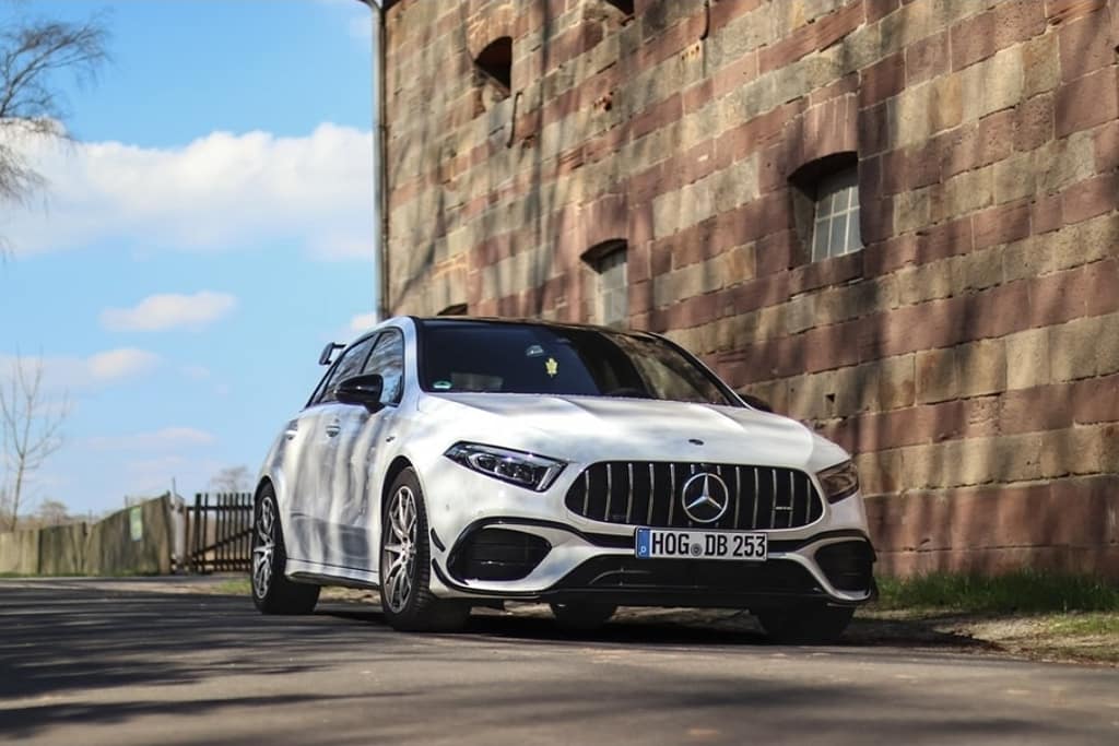 Mercedes-AMG A45 S W177 Frontansicht vor Backsteinwand