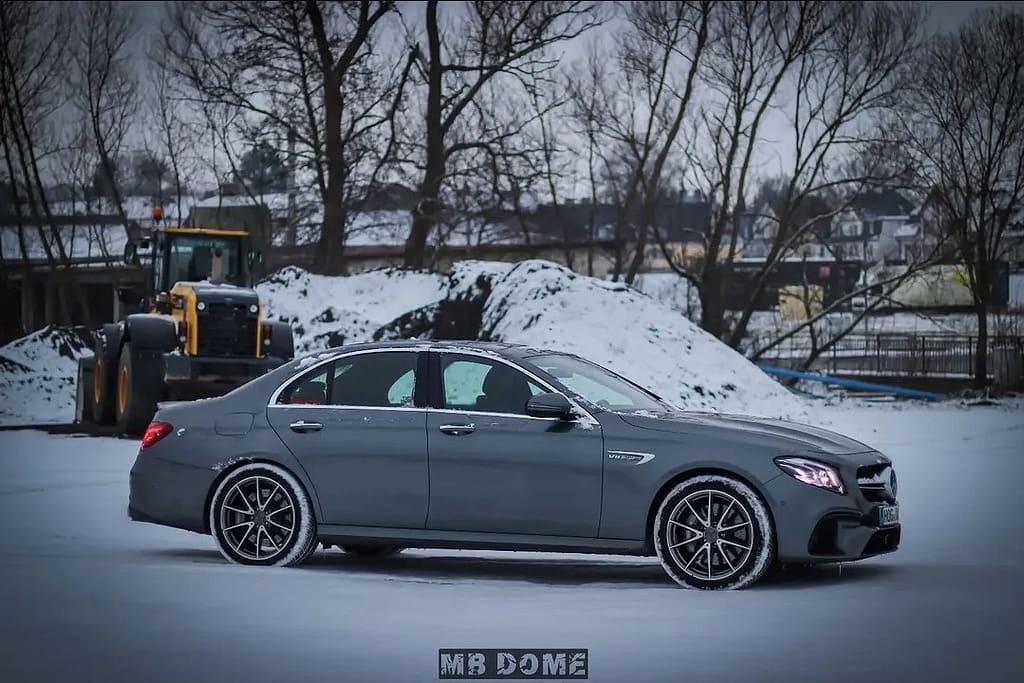 Mercedes-AMG E63 W213 Limousine im Schnee mit Seitenansicht, Frontansicht und Fahraufnahmen im Winter