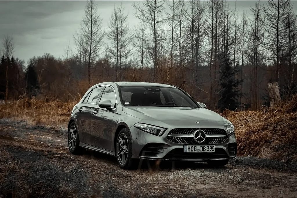 Mercedes-Benz A-Klasse W177 Frontansicht auf Naturweg mit Wald im Hintergrund