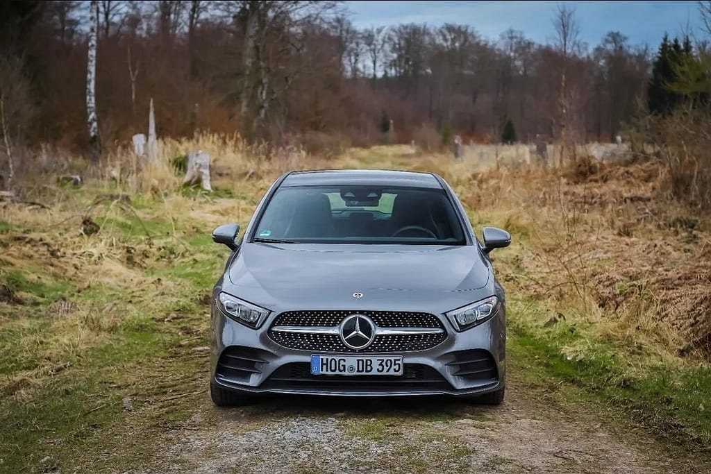 Mercedes-Benz A-Klasse W177 Frontansicht auf Naturweg mit Wald im Hintergrund