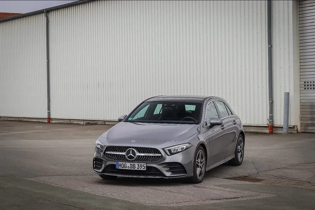 Mercedes-Benz A-Klasse W177 Frontansicht auf Industriehof vor Hallengebäude