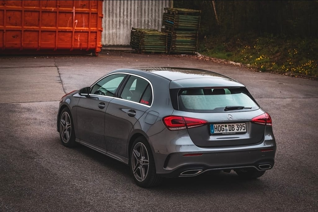 Mercedes-Benz A-Klasse W177 Heck-Seitenansicht auf Parkplatz im Industriegebiet
