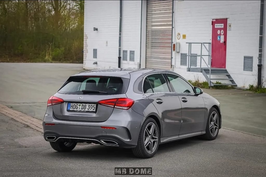 Mercedes-Benz A-Klasse W177 Heckansicht auf Industriehof vor Hallengebäude