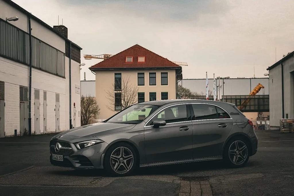 Mercedes-Benz A-Klasse W177 Seitenansicht im Industriegebiet