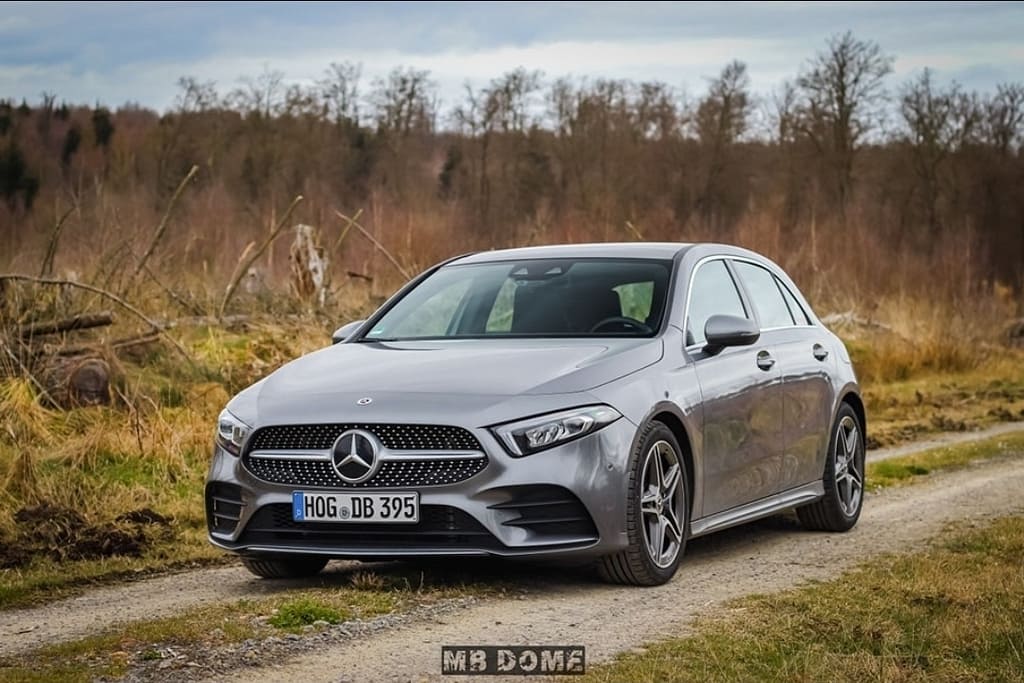 Mercedes-Benz A-Klasse W177 Seitenansicht auf Naturweg mit Wald im Hintergrund