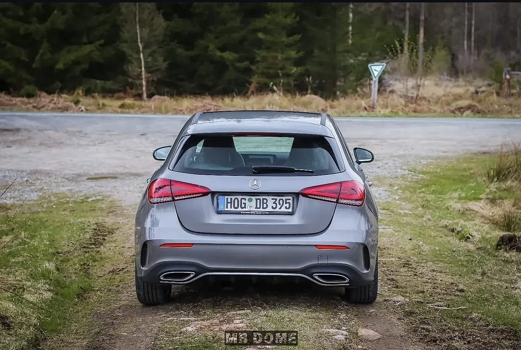 Mercedes-Benz A-Klasse W177 in Silber auf Naturweg mit Front- und Heckansicht in ländlicher Umgebung