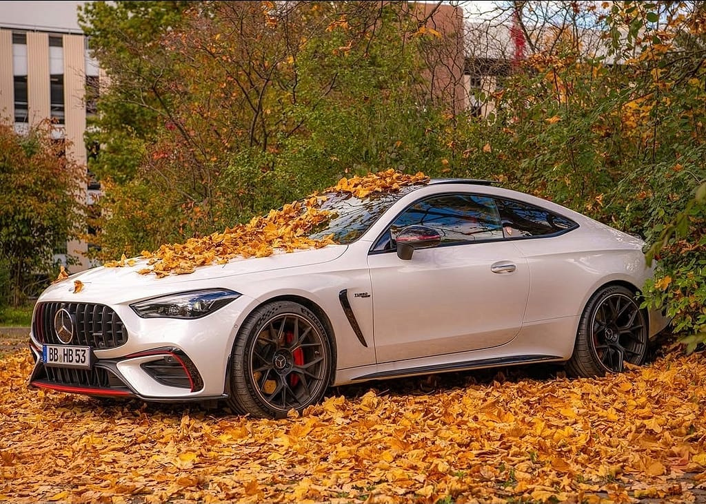 mercedes-amg-cle53-coupe-weiss-herbstlaub.jpg