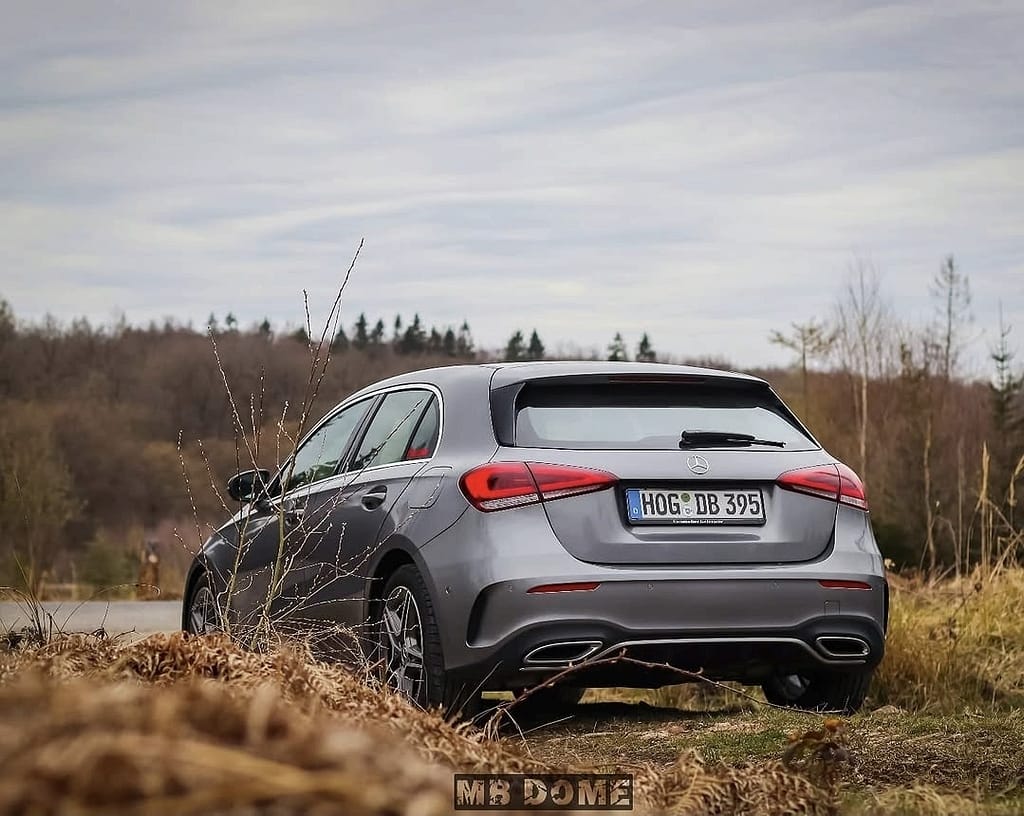 Mercedes-Benz A-Klasse W177 in Silber auf Naturweg mit Front- und Heckansicht in ländlicher Umgebung