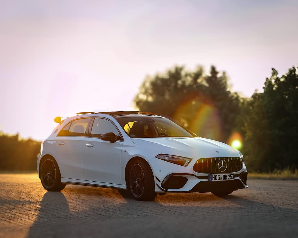 Mercedes-AMG A 45 S in Weiß bei Sonnenuntergang Front-Seitenansicht