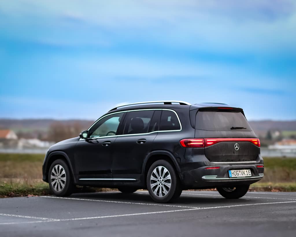 Mercedes-Benz EQB Elektro SUV Heck Seitenansicht auf einer Landstraße