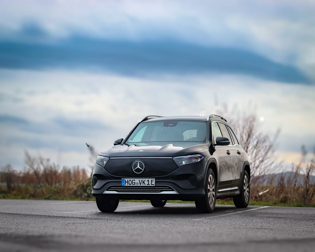 Mercedes-Benz EQB Elektro SUV in Frontansicht auf einer Landstraße