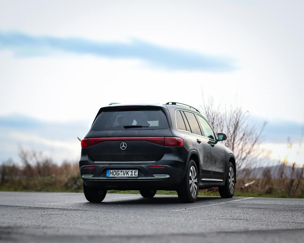 Mercedes-Benz EQB Elektro SUV Heckansicht auf einer Landstraße