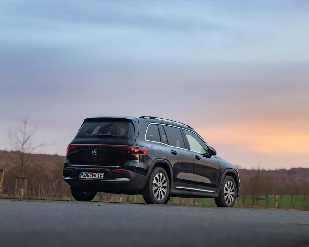 Mercedes-Benz EQB Heckansicht bei Sonnenuntergang