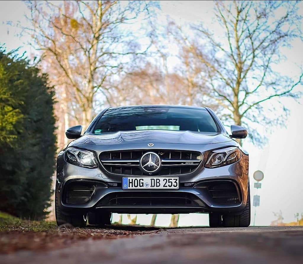 Mercedes-AMG E 63 Frontansicht auf Landstraße im Wald