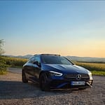 Mercedes-Benz CLA Shooting Brake Frontansicht am Feldrand bei Sonnenuntergang