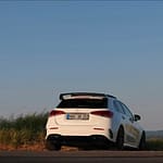 Mercedes-AMG A 45 S weiß Heckansicht auf Landstraße im Abendlicht