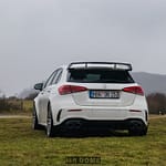 Mercedes-AMG A45 S 4MATIC+ Heckansicht auf Wiese mit Heckspoiler