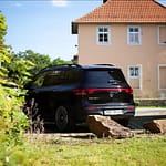 Mercedes-Benz EQB 250+ Elektro SUV Heckansicht vor Haus in ländlicher Umgebung