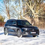 Mercedes-Benz EQB Elektro SUV in Front-Seitenansicht auf verschneiter Straße im Winter