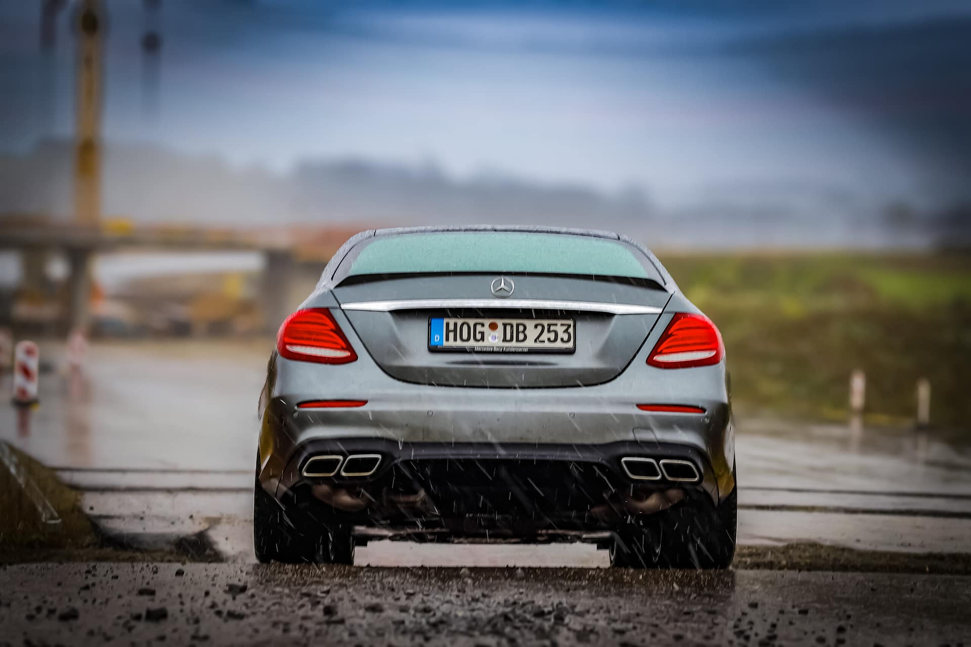 Mercedes-AMG E 63 Heckansicht auf nasser Straße bei Regen