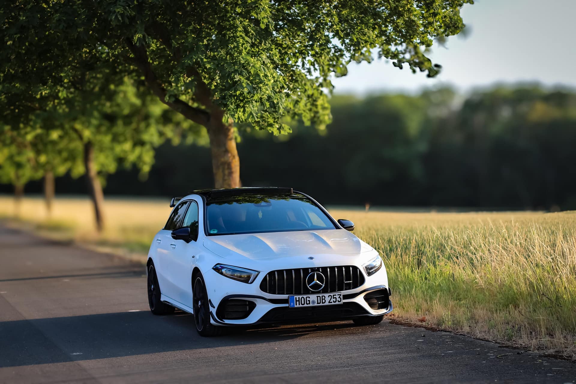 Mercedes-AMG A 45 S in Weiß Frontansicht auf Landstraße im Abendlicht