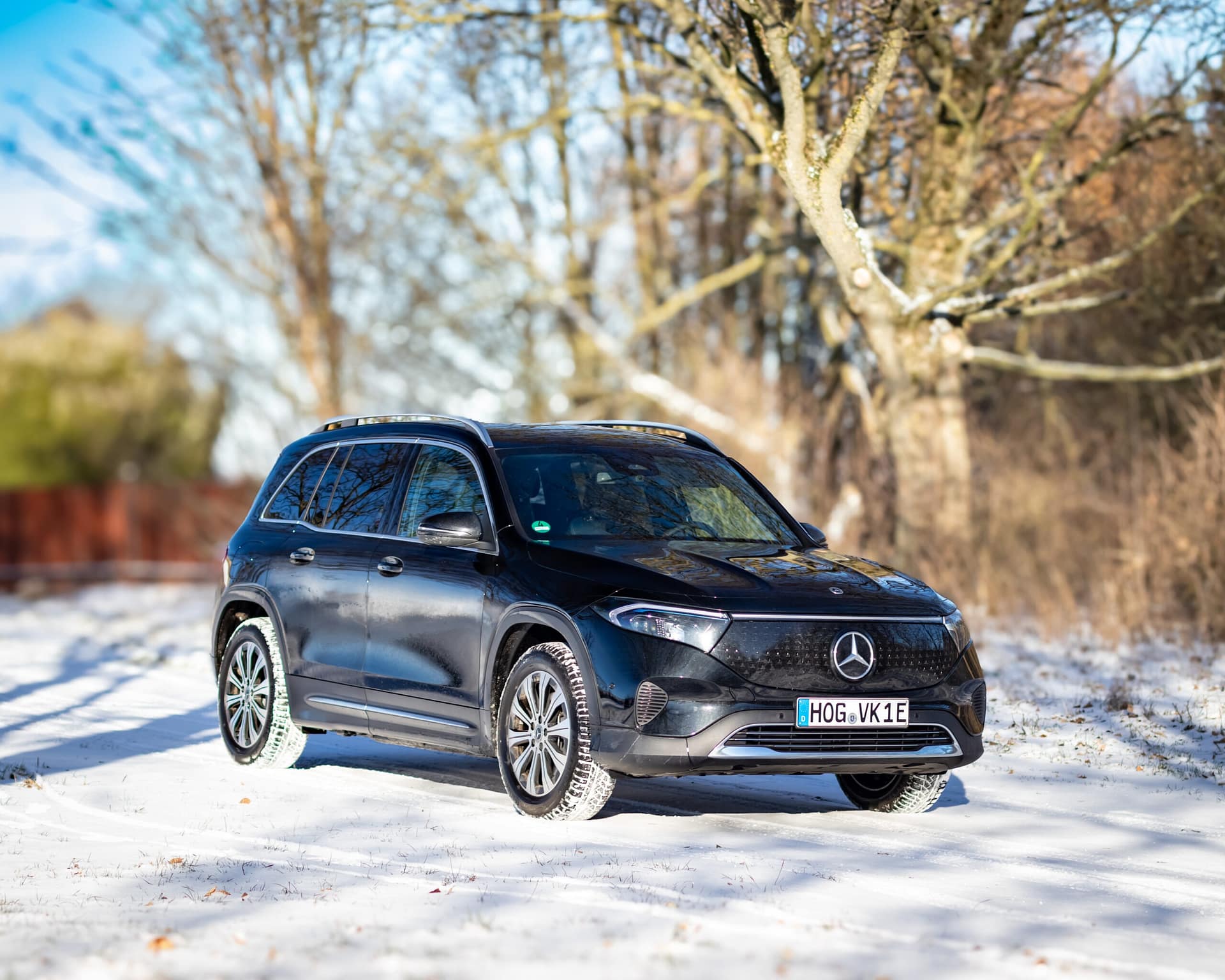 Mercedes-Benz EQB Elektro SUV in Front-Seitenansicht auf verschneiter Straße im Winter