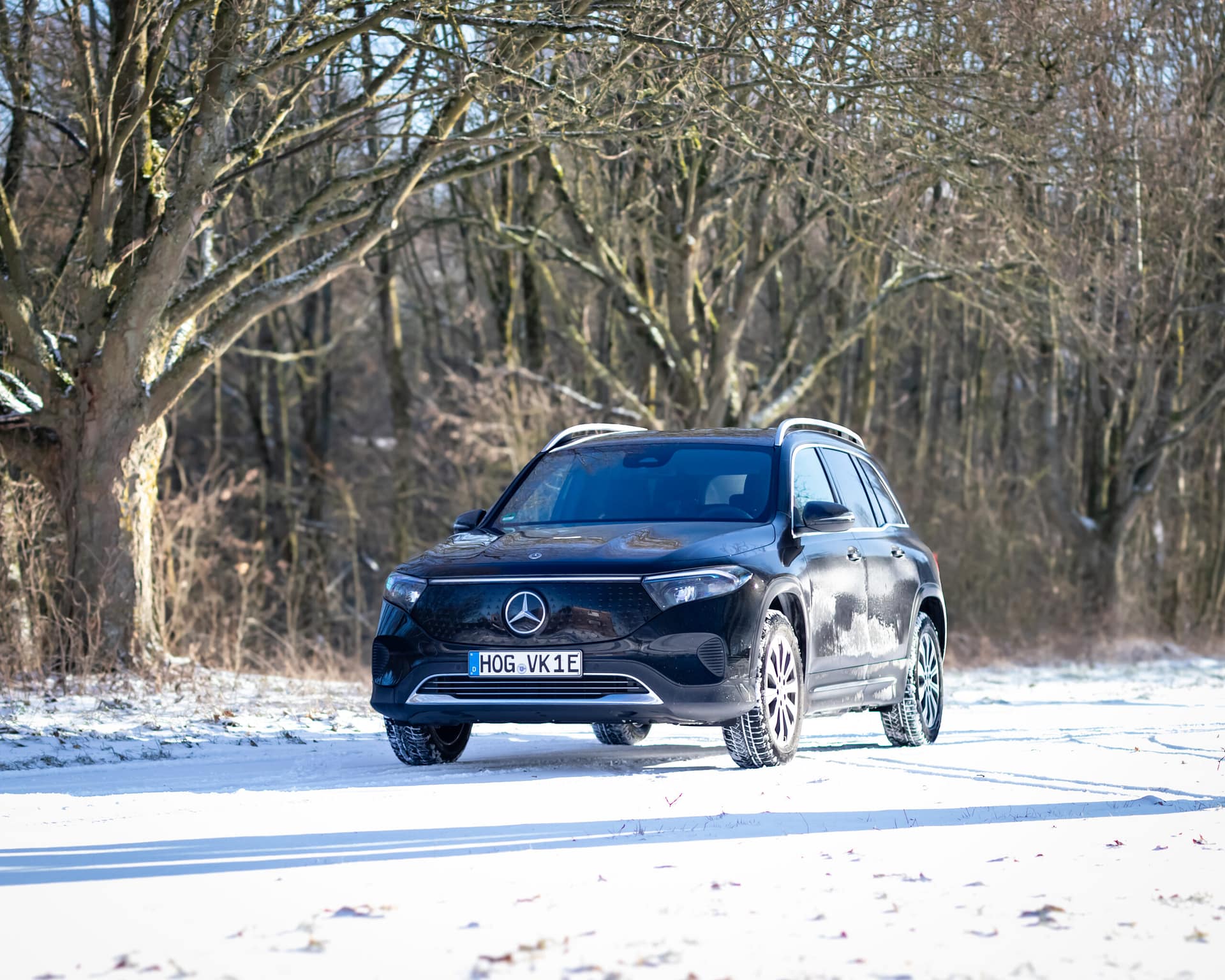 Mercedes-Benz EQB Elektro SUV in Frontansicht auf verschneiter Straße im Winter