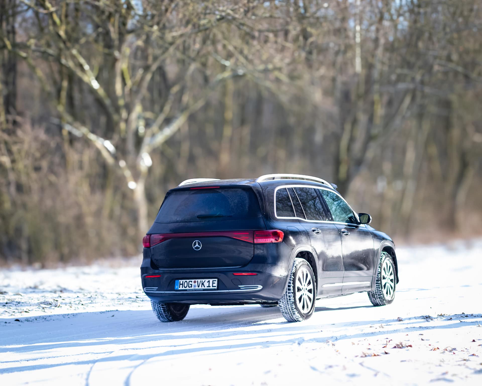 Mercedes-Benz EQB Elektro SUV in Heck-Seitenansicht auf verschneiter Straße im Winter