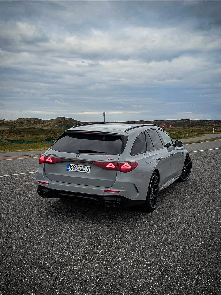 Mercedes-AMG E53 T-Modell Heckansicht auf offener Straße an der Küste