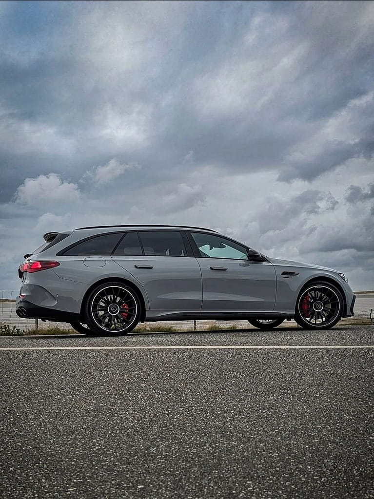 Mercedes-AMG E53 T-Modell Seitenansicht auf Küstenstraße mit weiter Landschaft
