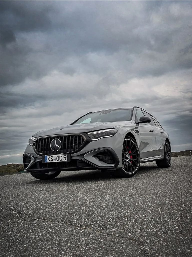 Mercedes-AMG E53 Frontansicht aus tiefer Perspektive auf Asphaltstraße