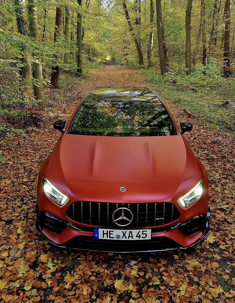 Mercedes-AMG A45 W177 Frontansicht auf Waldweg mit herbstlichen Blättern