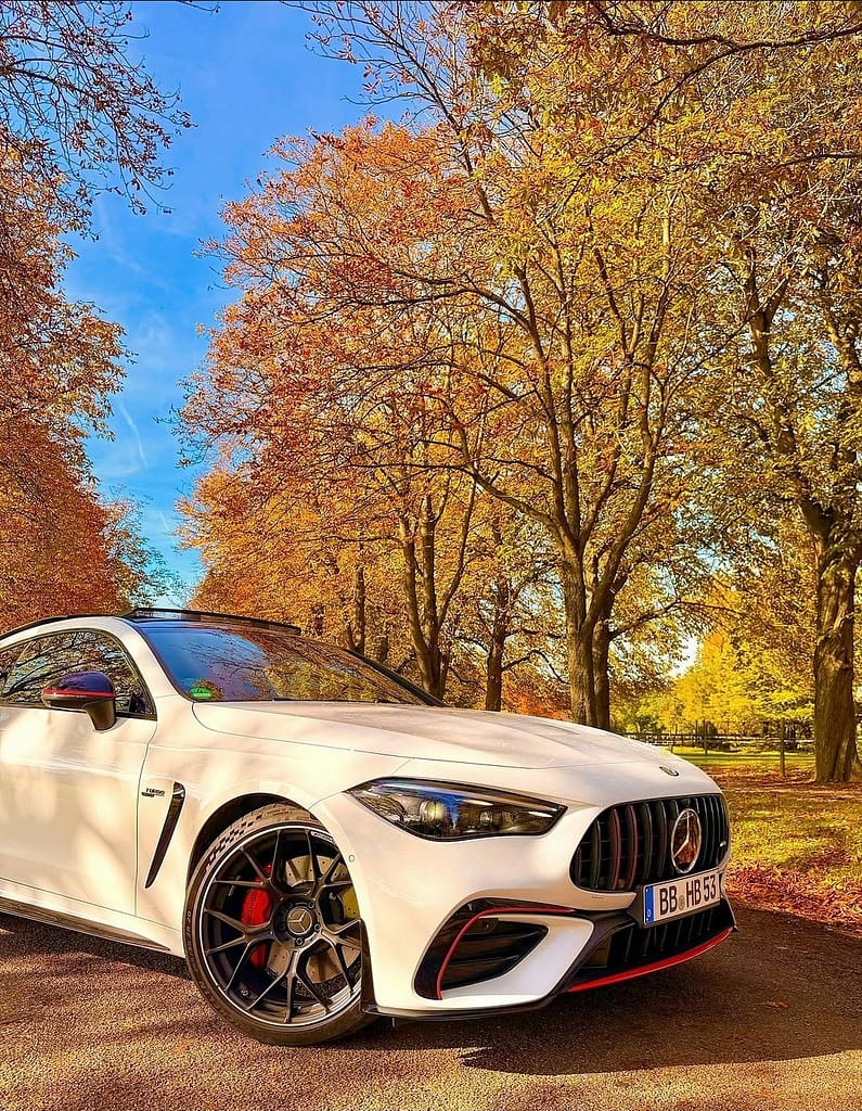 Mercedes-AMG CLE 53 Coupé Frontansicht im Herbst mit Panamericana Grill