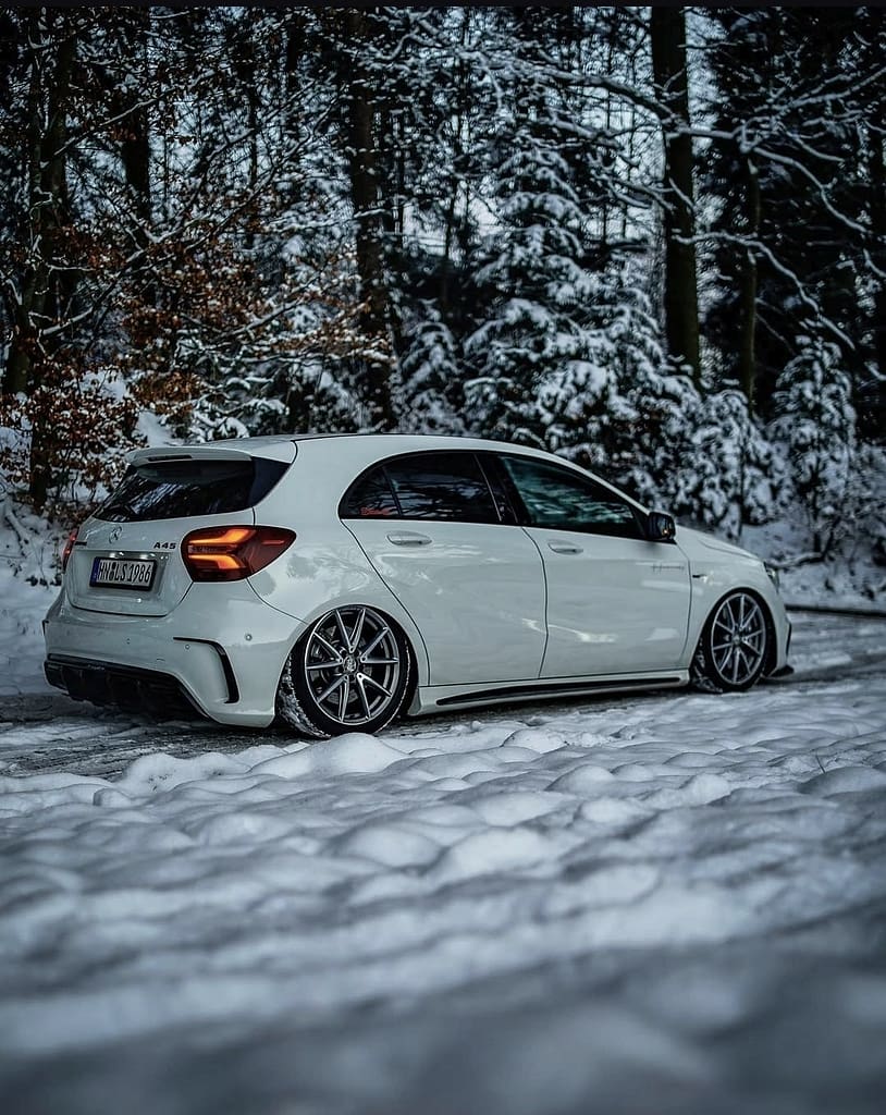 Mercedes-AMG A45 W176 im Schnee mit sportlicher Heckansicht und winterlicher Waldkulisse