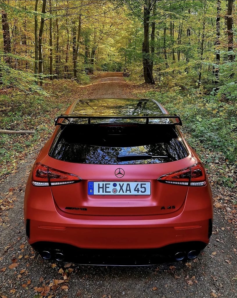 Mercedes-AMG A45 W177 Heckansicht im herbstlichen Wald auf einem Naturweg