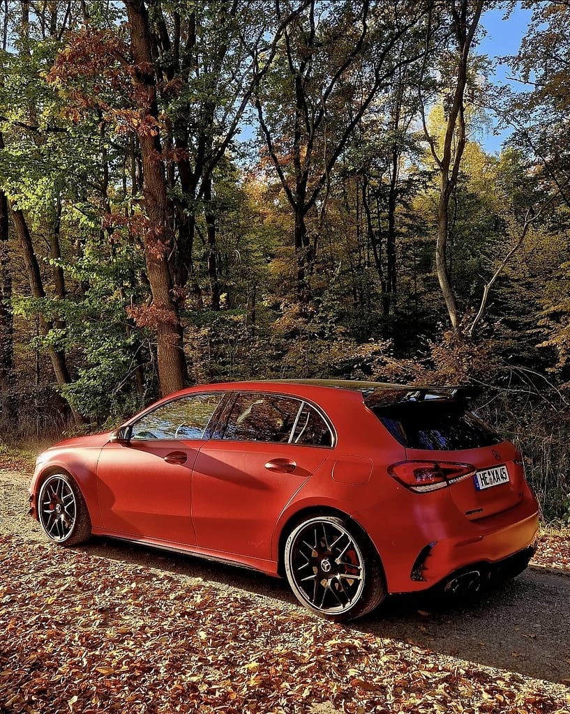 Mercedes-AMG A45 W177 Seitenansicht im Wald mit Herbstfarben und Sonnenlicht