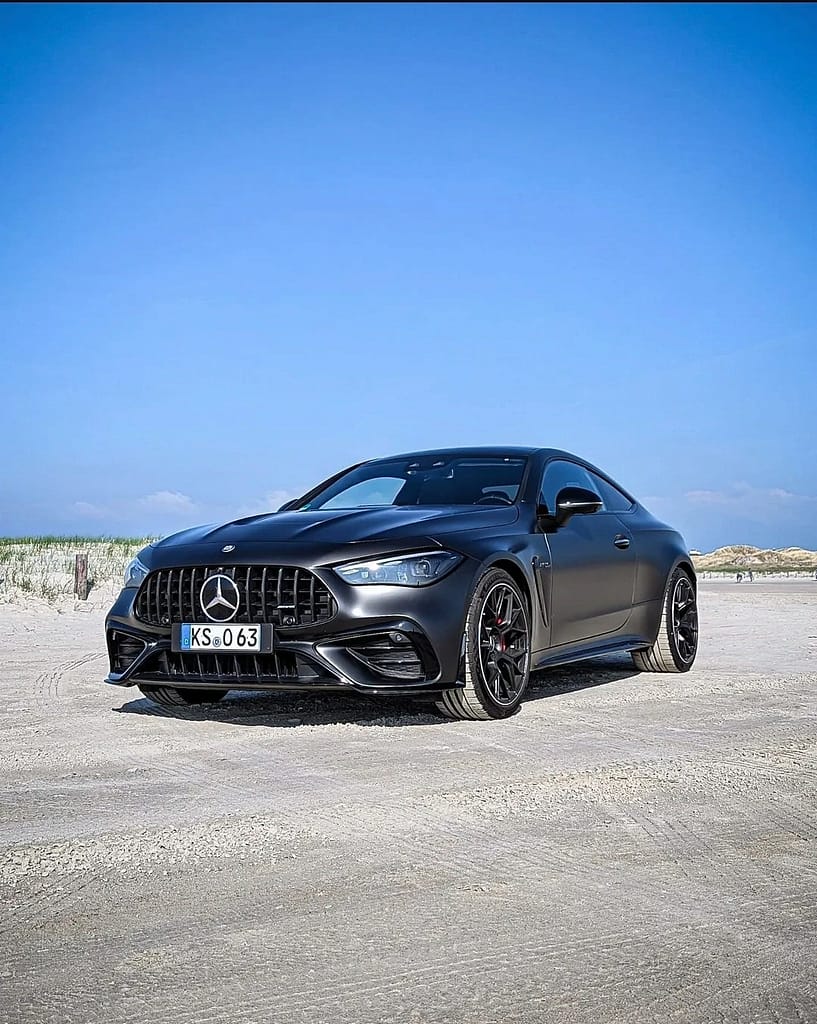 Mercedes-AMG CLE 53 C236 3/4 Frontansicht am Strand bei klarem Himmel