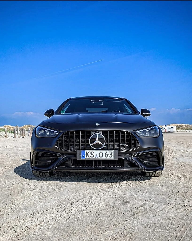 Mercedes-AMG CLE 53 Coupé C236 Frontansicht am Strand mit Panamericana Grill