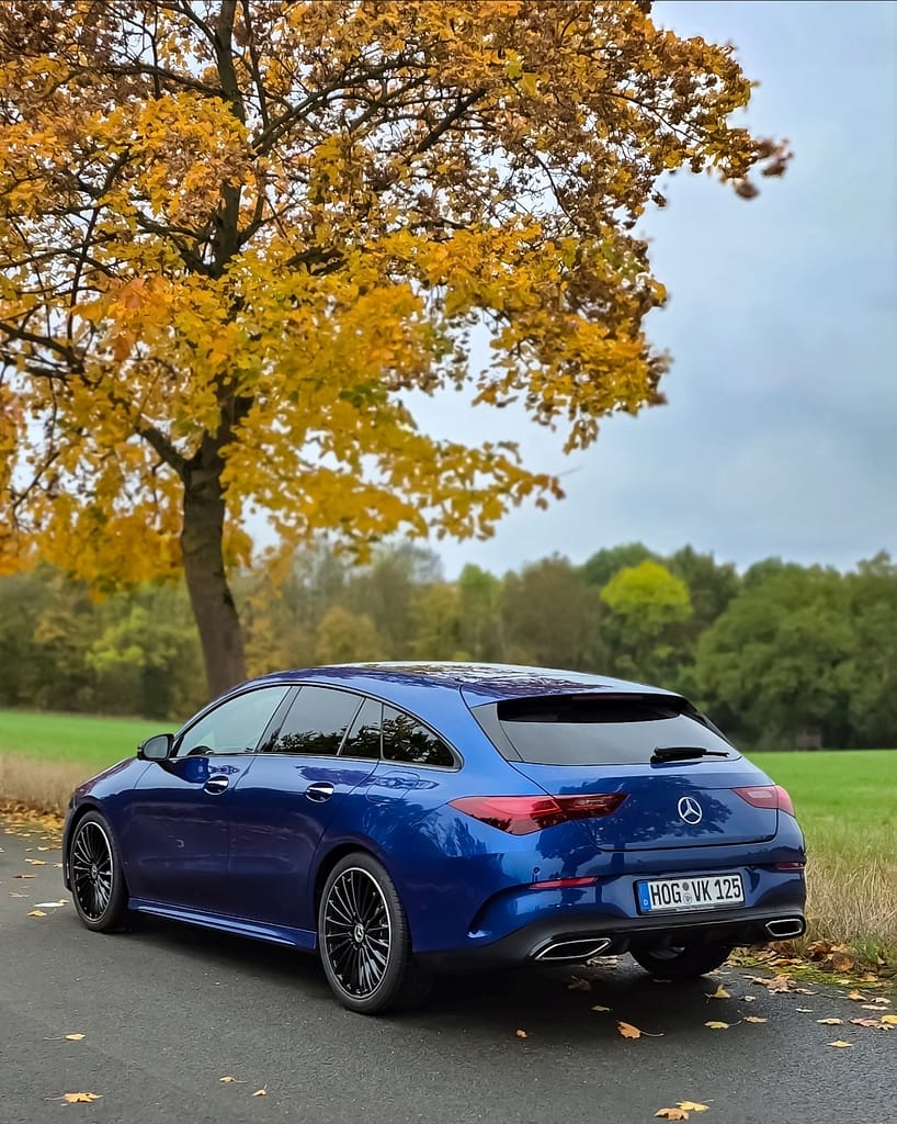 Mercedes-Benz CLA Shooting Brake blau Heck-Seitenansicht auf Straße unter herbstlichem Baum
