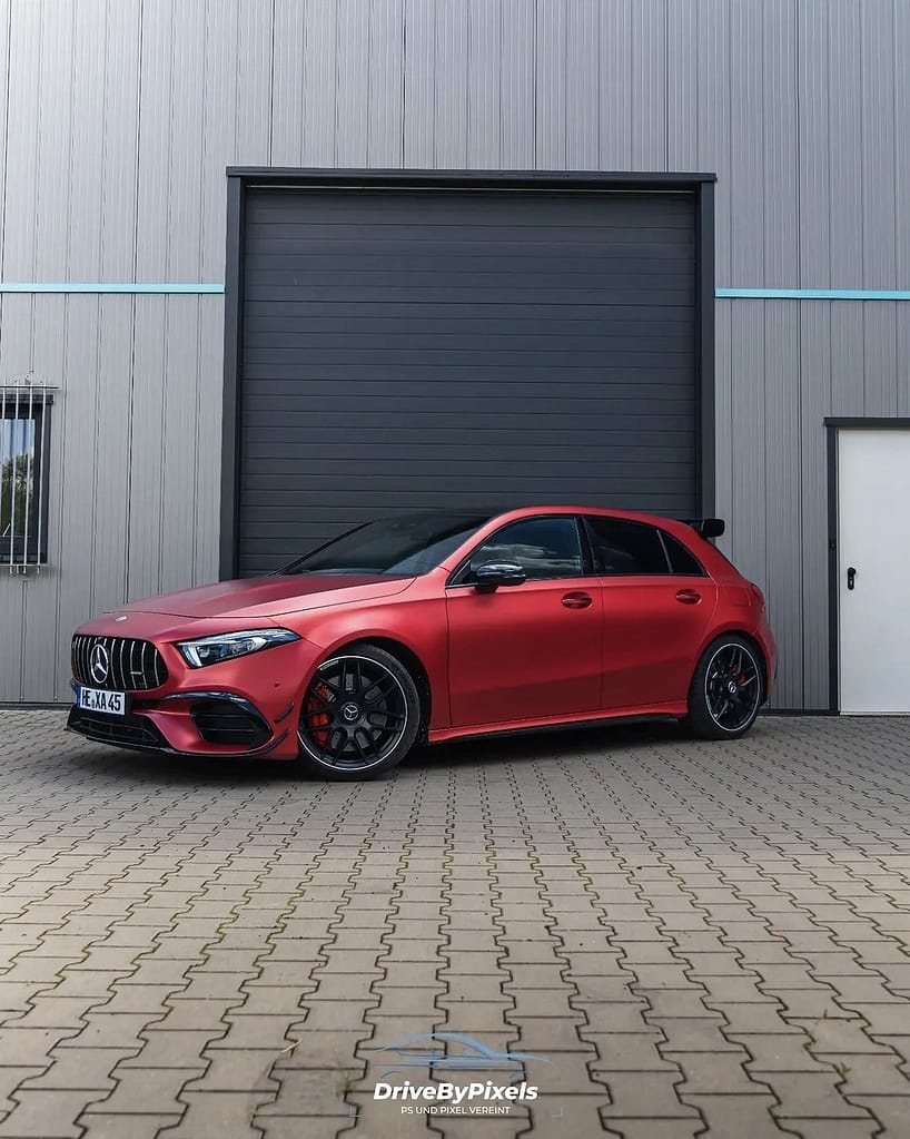 Mercedes-AMG A45 S W177 Gesamtaufnahme vor Garage